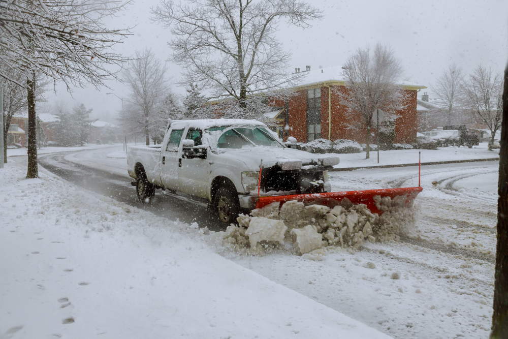 shutterstock_1041006934 truck plowing the snow of the road